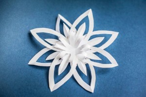 Мастер–класс «Волшебный вихрь: Творческое вырезание снежинок»