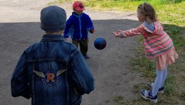 Игры на свежем воздухе«Ты ,катись веселый мячик»