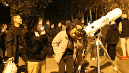 Вечерние наблюдения в телескоп на площадке перед планетарием