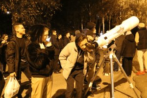 Вечерние наблюдения в телескоп на площадке перед планетарием