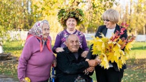 Праздничная программа «А в сердце молодость поёт»