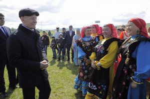 В ходе рабочей поездки в Кигинский и Белокатайский районы Глава Башкортостана Рустэм Хамитов побывал на народном празднике «Сабантуй-2017» и гала-концерте Межрегионального праздника русской песни и частушки