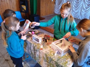 Акция «Покорми птиц» мастер класс по изготовлению кормушек для птиц.