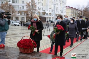Накануне состоялась церемония возложения цветов к памятнику Мустаю Кариму
