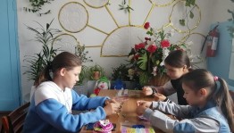 Развлекательная программа «Между нами девочками »