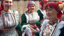 «Как изящен, легок и богат марийский девичий наряд»