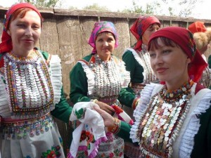 «Как изящен, легок и богат марийский девичий наряд»