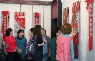 В Уфе открылась выставка башкирских национальных украшений «Сэсмэурем, селтэрем»