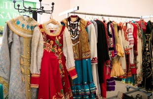 Вторая жизнь старых афиш: Гаскаровцы представили новую сувенирную продукцию в День  национального костюма