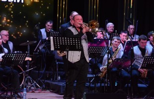 В рамках филармонического проекта «80 лет за 8 вечеров» состоялся концерт Эстрадно-джазового оркестра
