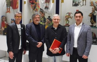 В Башкирском государственном театре кукол открылась персональная выставка Андрея Волкова