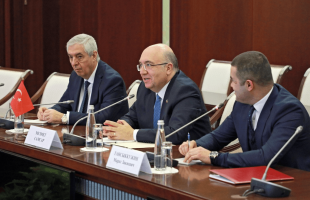 Состоялась рабочая встреча Радия Хабирова с Послом Турции в России Мехметом Самсаром