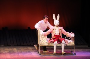 В рамках «Театрального декадника» НМТ показал спектакль «Удивительное путешествие кролика Эдварда»