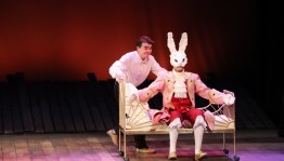 В рамках «Театрального декадника» НМТ показал спектакль «Удивительное путешествие кролика Эдварда»