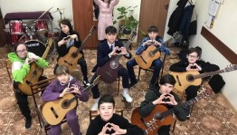 Лекция–концерт «День Матери» в классе гитары
