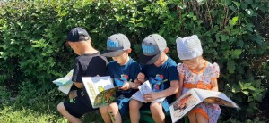 Библиодесант «С книжкой на скамейке»