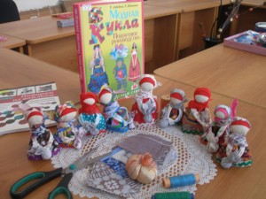 Уфимцы приняли участие в изготовлении обрядовой куклы «Подорожница»