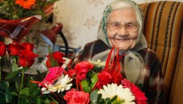 Мастер–класс «Цветок для бабушки»