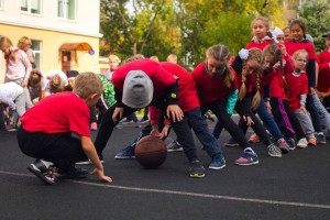 Эстафета конкурсов «Мальчики против девочек»
