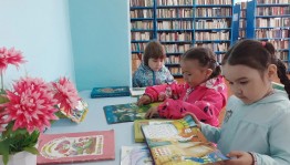 Книжная выставка «Радуга сказок»