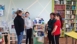 Тематическая полка «Мой мир – моя семья»