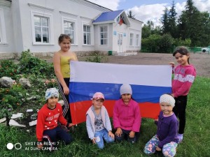 Познавательный час «День флага России»