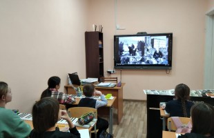 В Нефтекамской детской музыкальной школе провели интерактивный урок, посвященный 80-ой годовщине прорыва блокады Ленинграда