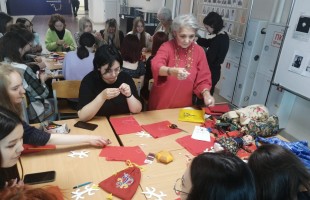 Студентов БГУ обучили тамбурной вышивке и изготовлению традиционной славянской куклы