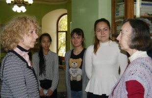 Национальную библиотеку РБ посетила представитель Международной благотворительной акции «От потомков к потомкам» из Франции
