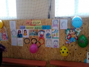 Выставка детских рисунков «Самая красивая мама–моя!»