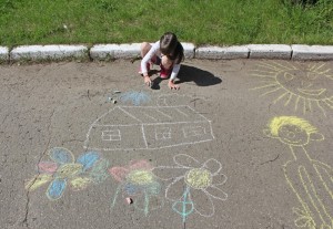 Конкурс рисунков на асфальте«Счастливое детство»