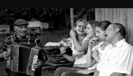 Развлекательная программа «С песней по жизни идти веселей»