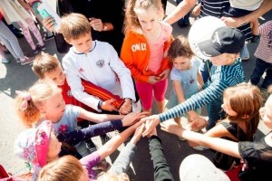 Познавательно - игровая программа «Танцы, песни, дружба – вот, что детям нужно!»