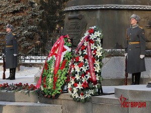 Возложение венков к памятнику