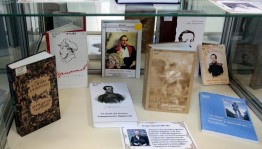 Книжная выставка «Живая память о поэте»