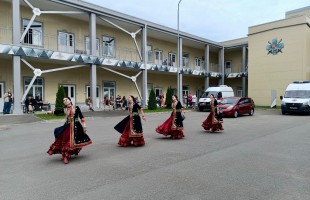 Концерт для героев: ансамбль «Мирас» выступил перед бойцами в госпитале Санкт-Петербурга