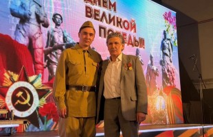 Народный артист Башкортостана Ильдар Гумеров выступил в День Победы с боевыми медалями своего отца