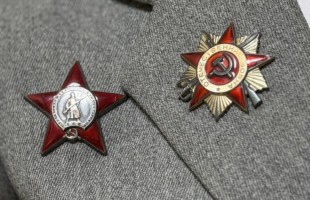 Народный артист Башкортостана Ильдар Гумеров выступил в День Победы с боевыми медалями своего отца