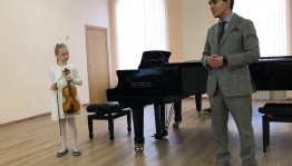 Благотворительный фонд Владимира Спивакова передал в дар Среднему специальному музыкальному колледжу скрипку работы Алексея Андрианова