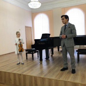 Благотворительный фонд Владимира Спивакова передал в дар Среднему специальному музыкальному колледжу скрипку работы Алексея Андрианова