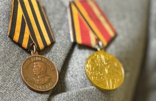 Народный артист Башкортостана Ильдар Гумеров выступил в День Победы с боевыми медалями своего отца