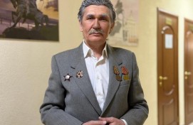 Народный артист Башкортостана Ильдар Гумеров выступил в День Победы с боевыми медалями своего отца