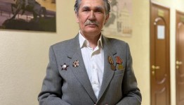 Народный артист Башкортостана Ильдар Гумеров выступил в День Победы с боевыми медалями своего отца