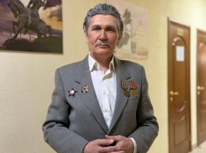 Народный артист Башкортостана Ильдар Гумеров выступил в День Победы с боевыми медалями своего отца