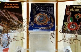 В Центральной городской библиотеке завершает свою работу выставка Ксении Гущиной "Живая медь"