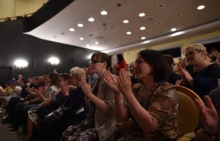 Спектакль «Луна и листопад» по повести Мустая Карима показали в Челябинске и Екатеринбурге