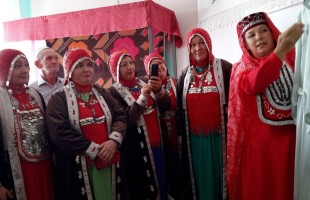 В башкирском историко-культурном центре им.М.Гареева открылась выставка женской одежды северо-западных башкир