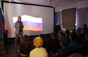 В Музее полярников имени Валериана Альбанова прошла акция «Флаг России»