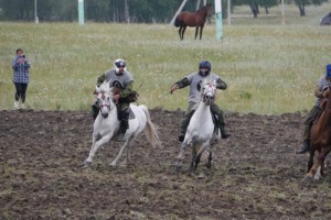 Спортсмены из Казахстана и Кыргызстана участвуют в состязании «Ылак» на фестивале "Башҡорт аты"