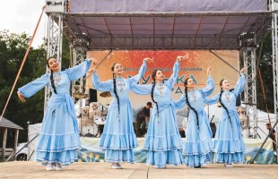 В Ишимбайском районе рядом с горой Торатау состоялся масштабный фестиваль Роберта Юлдашева «Музыка ветра»